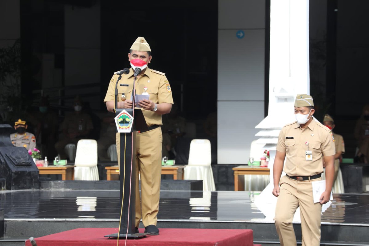 ibnuzeinkrajan's tweet photo. #WagubJateng Gus @TajYasinMZ; Tantangan dan ancaman terhadap kedaulatan NKRI tidak lagi perang melawan penjajah, namun melawan hoaks atau berita bohong, paham radikalisme, dan terorisme.

#GusYasin #PanglimaSGN
#SantriGayengNusantara #SGNtemanggung https://t.co/Hw48pt0tCY