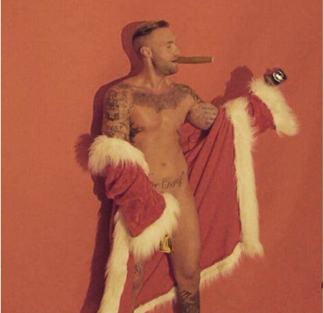 debilvsmusic's tweet photo. Think we need an updated version @CalumBest you have a lot more art on your canvas now #MerryChristmas indeed #glasgowmissesyou #thanksformakingmesmile https://t.co/u2ivZzckHC