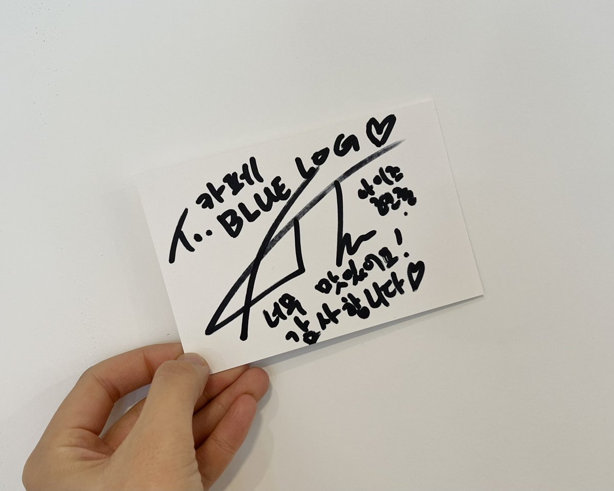 cafe_bluelog's tweet photo. #합정역 #생카 #블루로그
✨블루로그에 아이즈 현준님이 깜짝 방문해 주셨어요〰️✨
매너도 좋으시고 팬분들 한 분 한 분 챙기시는 모습•• 현준님 매력에 풍덩🏊🏻‍♀️💦
현준님의 생일 이벤트는 내일까지 열려있습니다‼️

#IZ #HYUNJUN 
#현준아_생일축하해
#이현준_너로_피어나는_겨울 https://t.co/PnlgRGGPW1