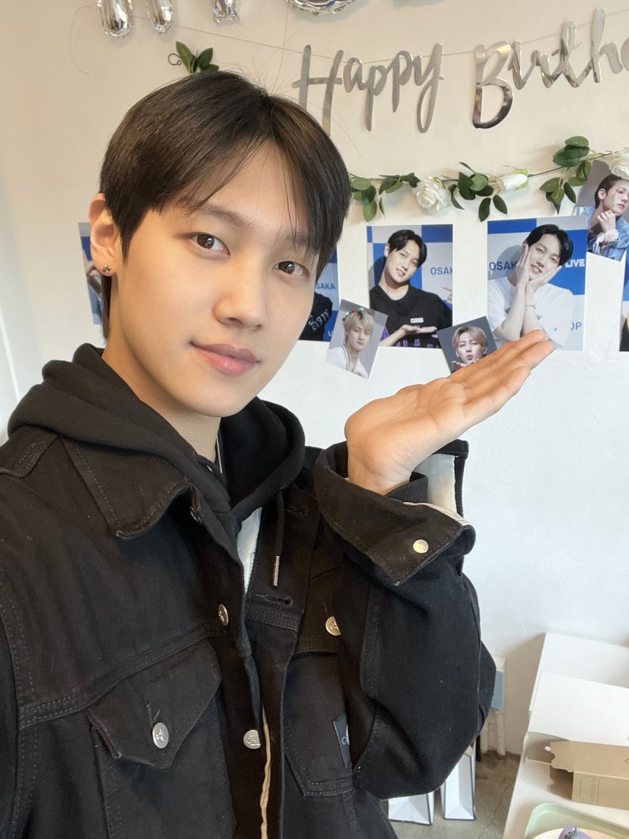 cafe_bluelog's tweet photo. #합정역 #생카 #블루로그
✨블루로그에 아이즈 현준님이 깜짝 방문해 주셨어요〰️✨
매너도 좋으시고 팬분들 한 분 한 분 챙기시는 모습•• 현준님 매력에 풍덩🏊🏻‍♀️💦
현준님의 생일 이벤트는 내일까지 열려있습니다‼️

#IZ #HYUNJUN 
#현준아_생일축하해
#이현준_너로_피어나는_겨울 https://t.co/PnlgRGGPW1
