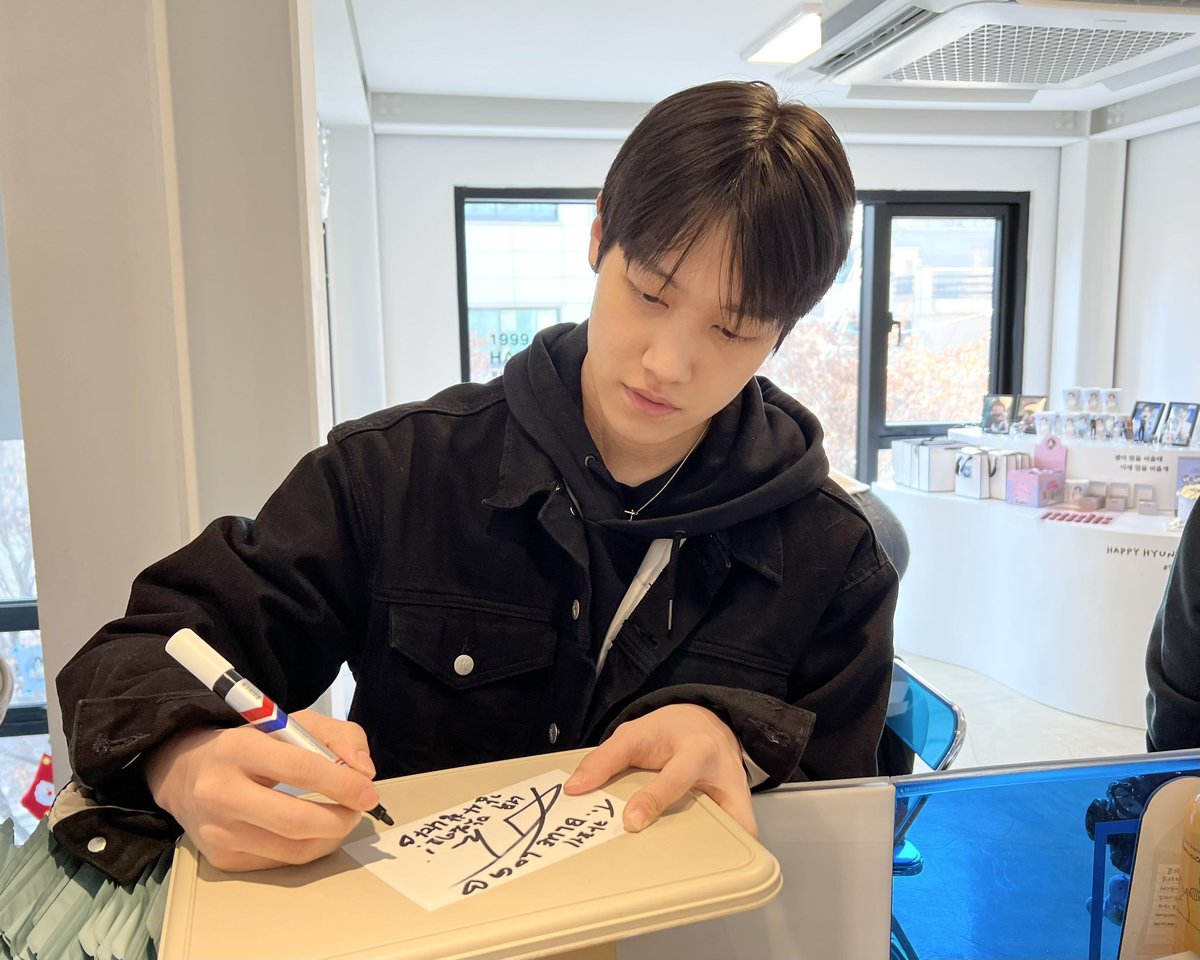 cafe_bluelog's tweet photo. #합정역 #생카 #블루로그
✨블루로그에 아이즈 현준님이 깜짝 방문해 주셨어요〰️✨
매너도 좋으시고 팬분들 한 분 한 분 챙기시는 모습•• 현준님 매력에 풍덩🏊🏻‍♀️💦
현준님의 생일 이벤트는 내일까지 열려있습니다‼️

#IZ #HYUNJUN 
#현준아_생일축하해
#이현준_너로_피어나는_겨울 https://t.co/PnlgRGGPW1