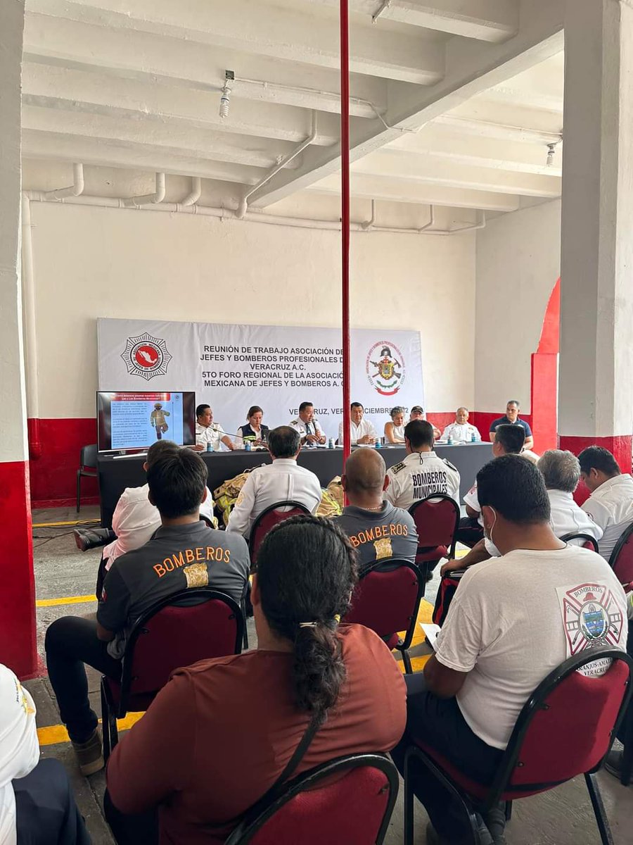 BomberosMexico1's tweet photo. 5o Foro en Veracruz. Gracias al Cmte. Alfonso García Direc. de PCyB Veracruz; al Dip. Othon Hernández, a la Direc. Mtra. Nadia Tadeo de Sec. de PC Veracruz; a la Dra. Guadalupe Osorno; al Cmte. Fernando Herrera Delegado AMJB y al Cmte. Guillermo Herrera. 17/12/2022 #AMJB https://t.co/naENs2eYAL