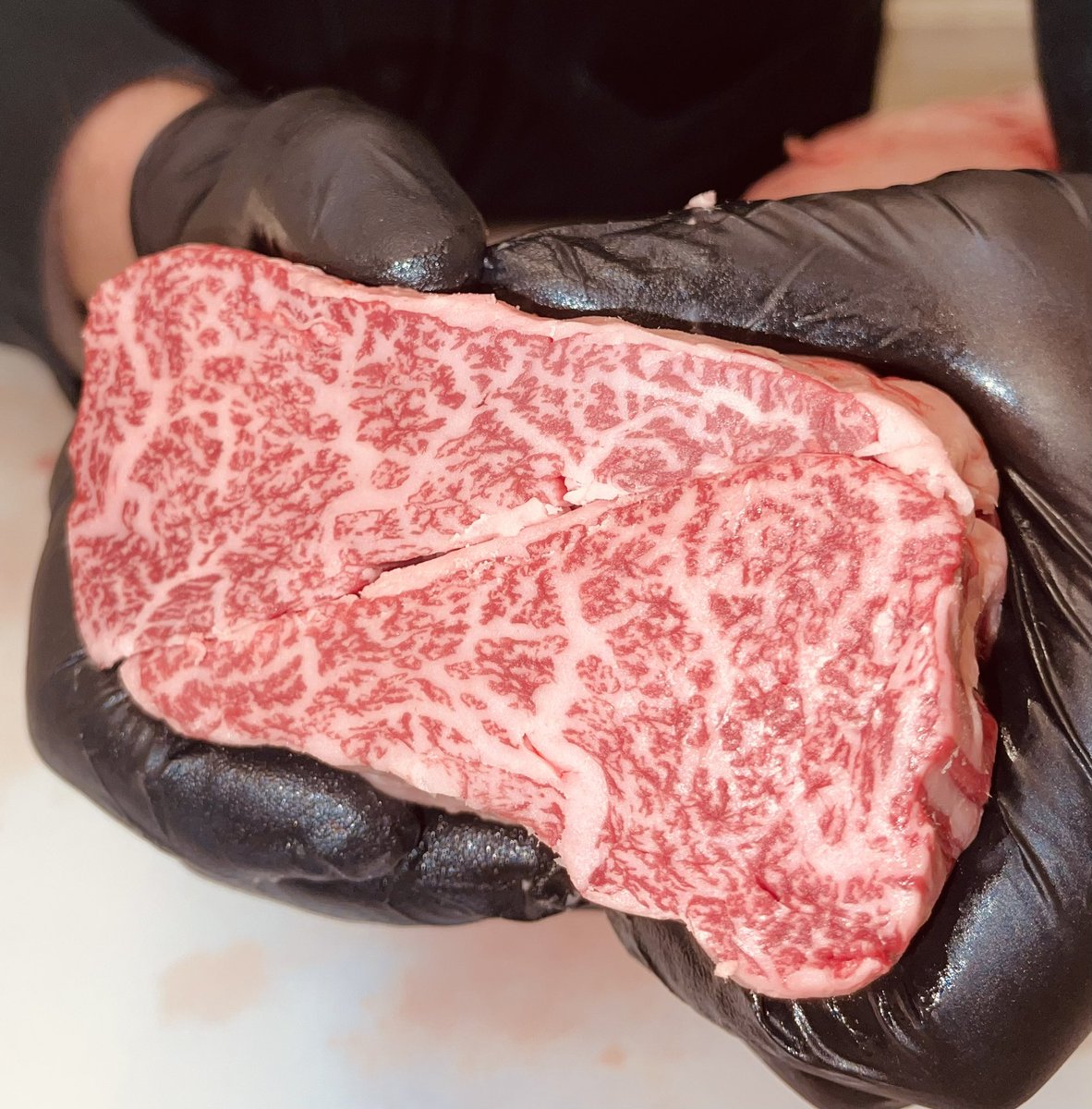 priolet_franck's tweet photo. Réception et découpe d’un nouvel arrivage #Wagyu #Boeuf #Japon #FiletDeBoeuf #Kobe #Gastronomie - Les Beaux Quartiers Wagyu Premier Cru https://t.co/S7a9GfaXIP