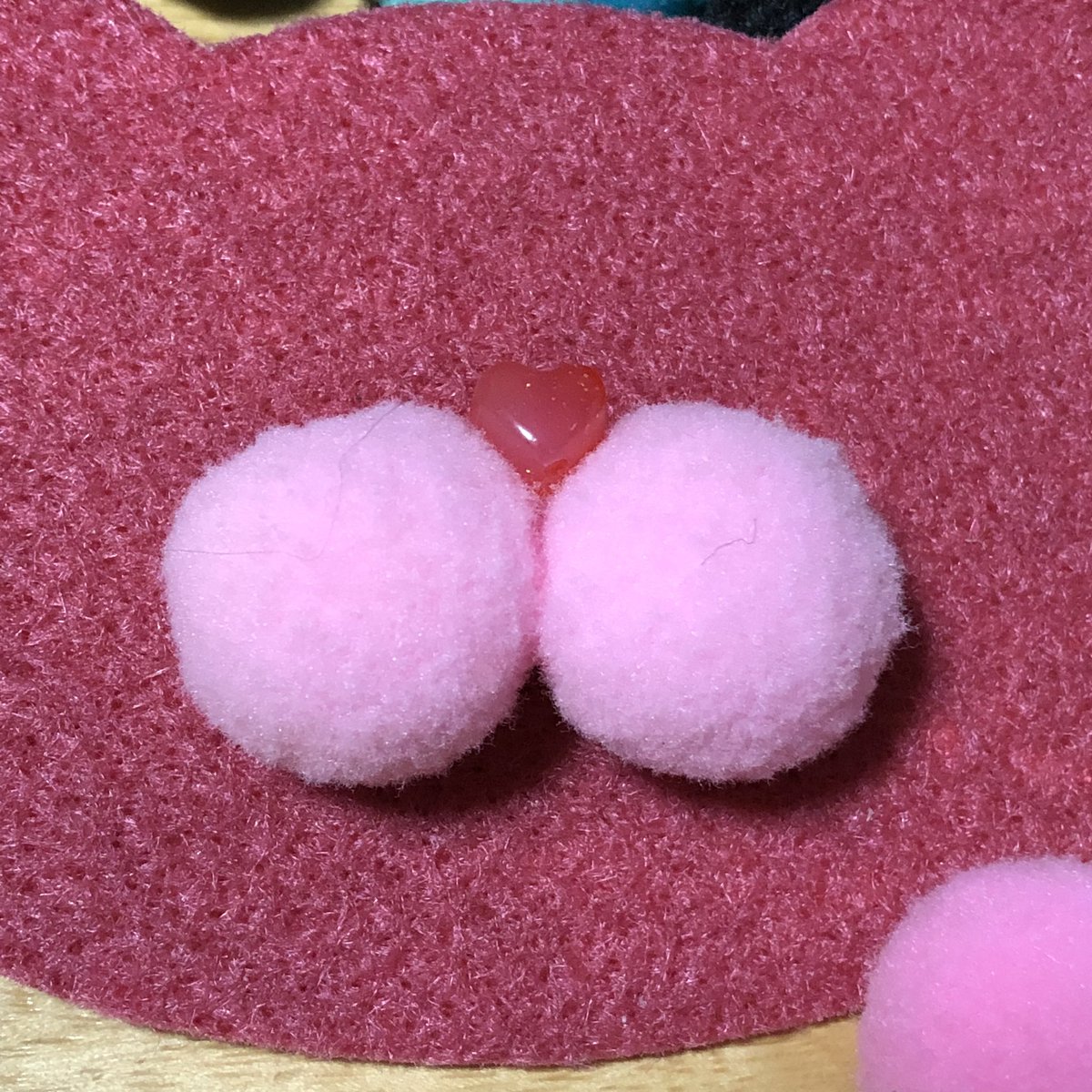 necco_ya's tweet photo. ねこヒゲホルダーの鼻はハートだったりするんです💕
そのハートをただいま量産中！
#ねこヒゲホルダー #ねっこ屋 https://t.co/frCg9aFEUn