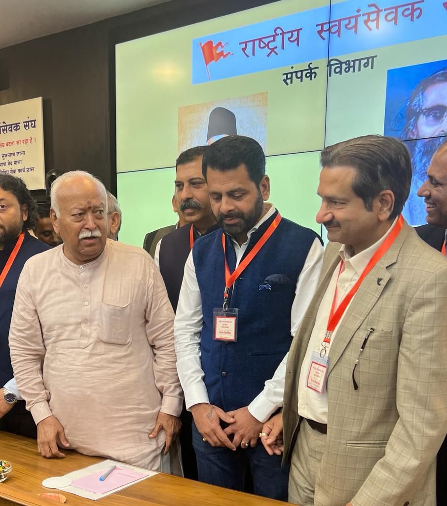 AgrawalSanjeev4's tweet photo. Yesterday got an opportunity to meet, Sh. Mohan Bhagwat ji Chief Rashtriya Swayamsevak Sangh (RSS) in Mumbai. Participated in communication with Shri Bhagwatji on various important topics related to society and national development were discussed.    
#RSs #Mohanbhagwat #SanjeevA https://t.co/zLFsrMQhAi