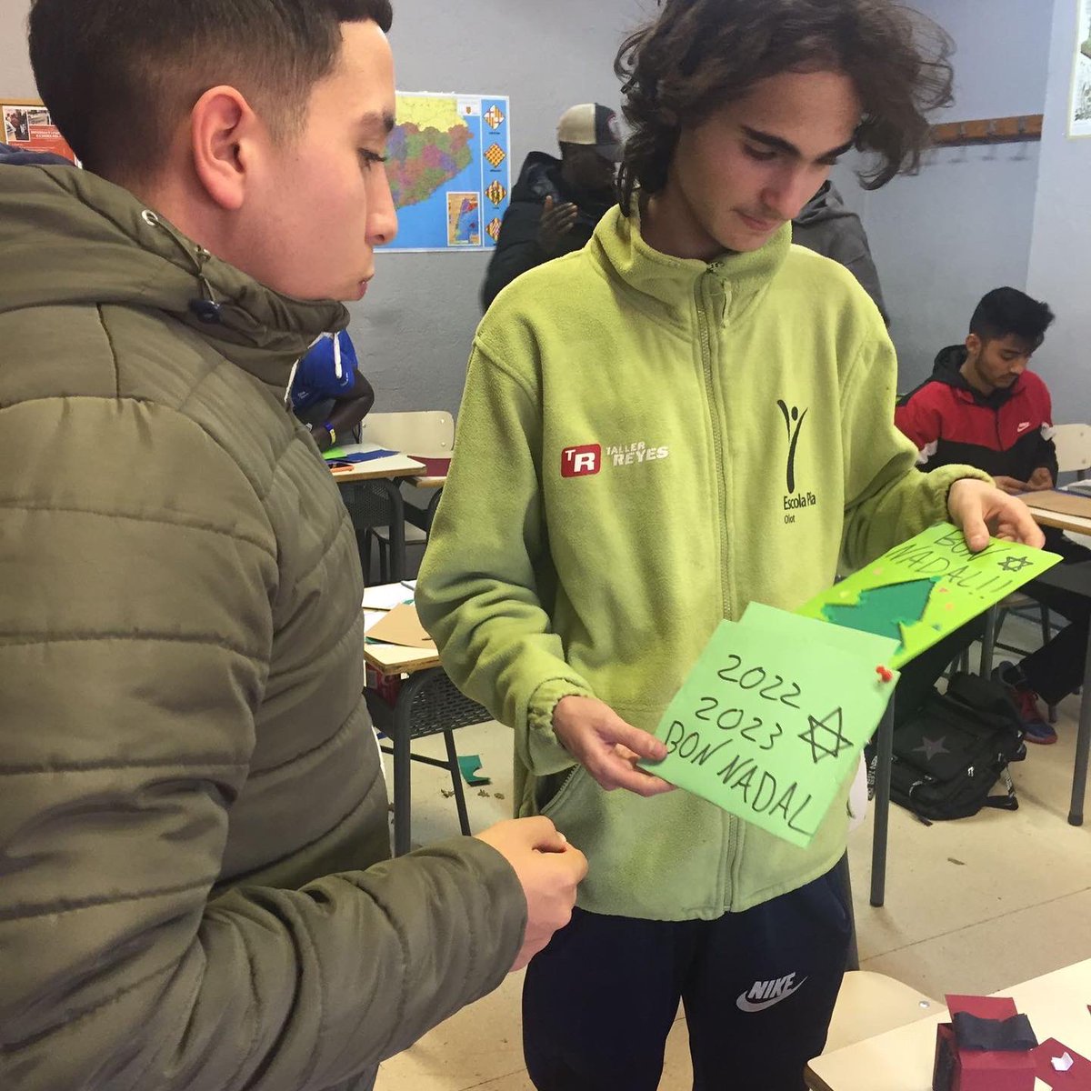 EpiaOlot's tweet image. CAGUEM EL TIÓ! Alumnat i professorat del PFI hem cagat el tió. Alguns per primera vegada a la vida! Quina emoció!!! 
I després .....l'amic invisible!! Els millors desitjos per tothom!! 
#PFIOLOT #FPOLOT