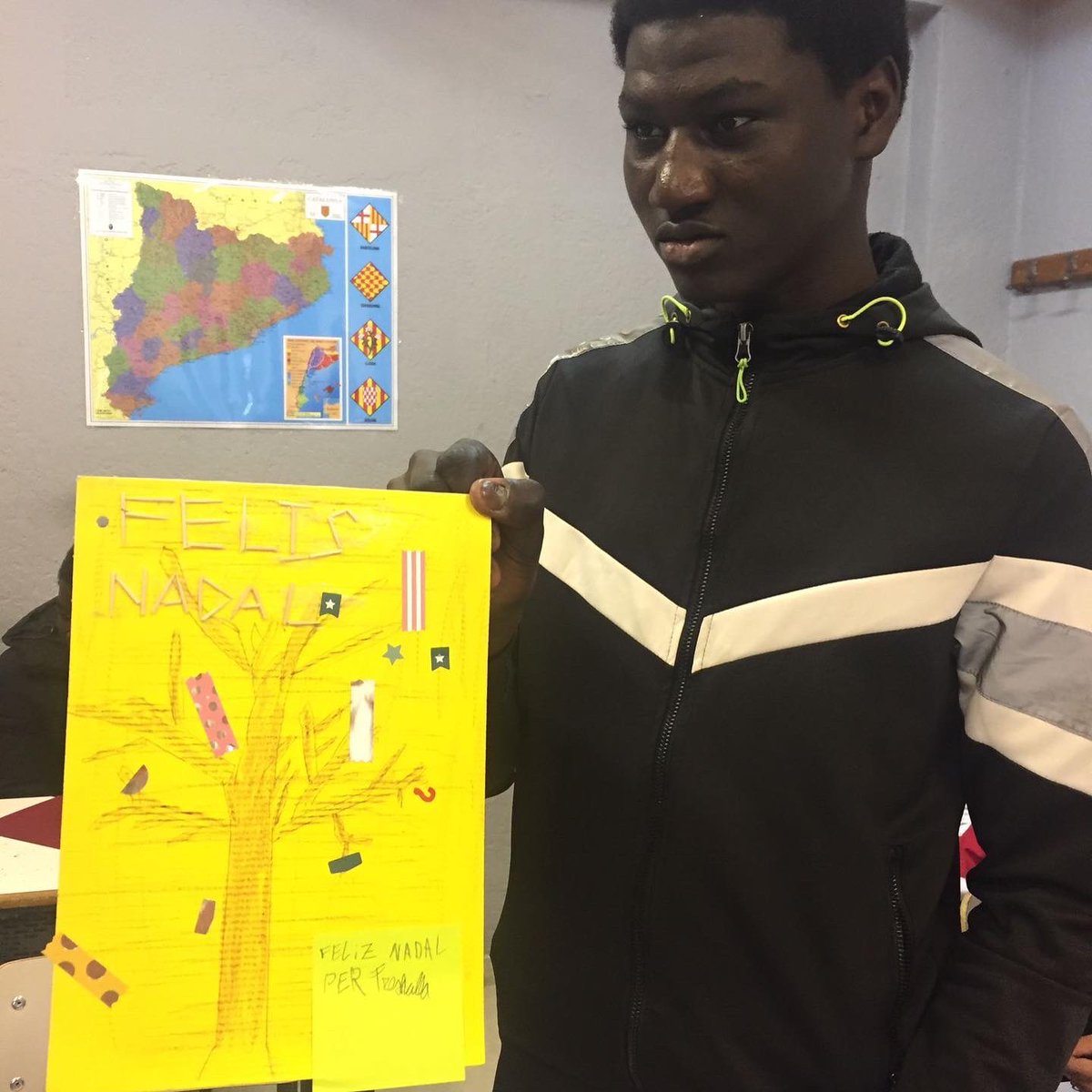 EpiaOlot's tweet image. CAGUEM EL TIÓ! Alumnat i professorat del PFI hem cagat el tió. Alguns per primera vegada a la vida! Quina emoció!!! 
I després .....l'amic invisible!! Els millors desitjos per tothom!! 
#PFIOLOT #FPOLOT