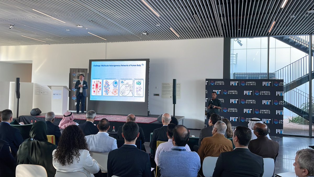 AIHealthMIT's tweet image. Wonderful to have @mbzuai’s @ericxing w/ us this morning @ #AICuresMENASA talking about the incredible potential of AI to impact our understanding of biology w/ a multiomics approach.