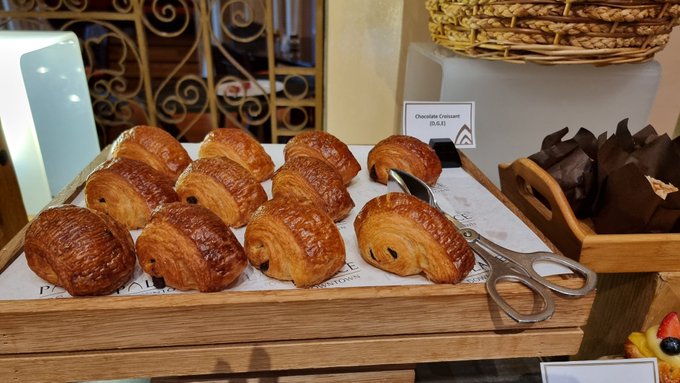 Au petit-déjeuner à Dubai 🤔

Pain au chocolat, chocolatine... 

Ils ont tranché le débat et mis tout