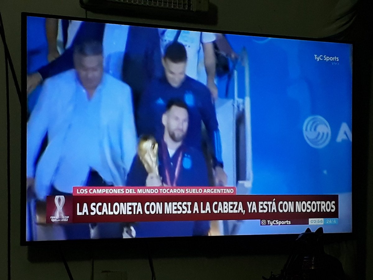 RodrigoMarMar's tweet photo. Ya llego Messi con la Copa del Mundo en la mano y con toda la Scaloneta a Ezeiza
🌟🌟🌟💙⚪💙
#LaScaloneta #Messi𓃵 #MessientoCampeon #VamosArgentina #Qatar2022 https://t.co/cAvFMDOltC