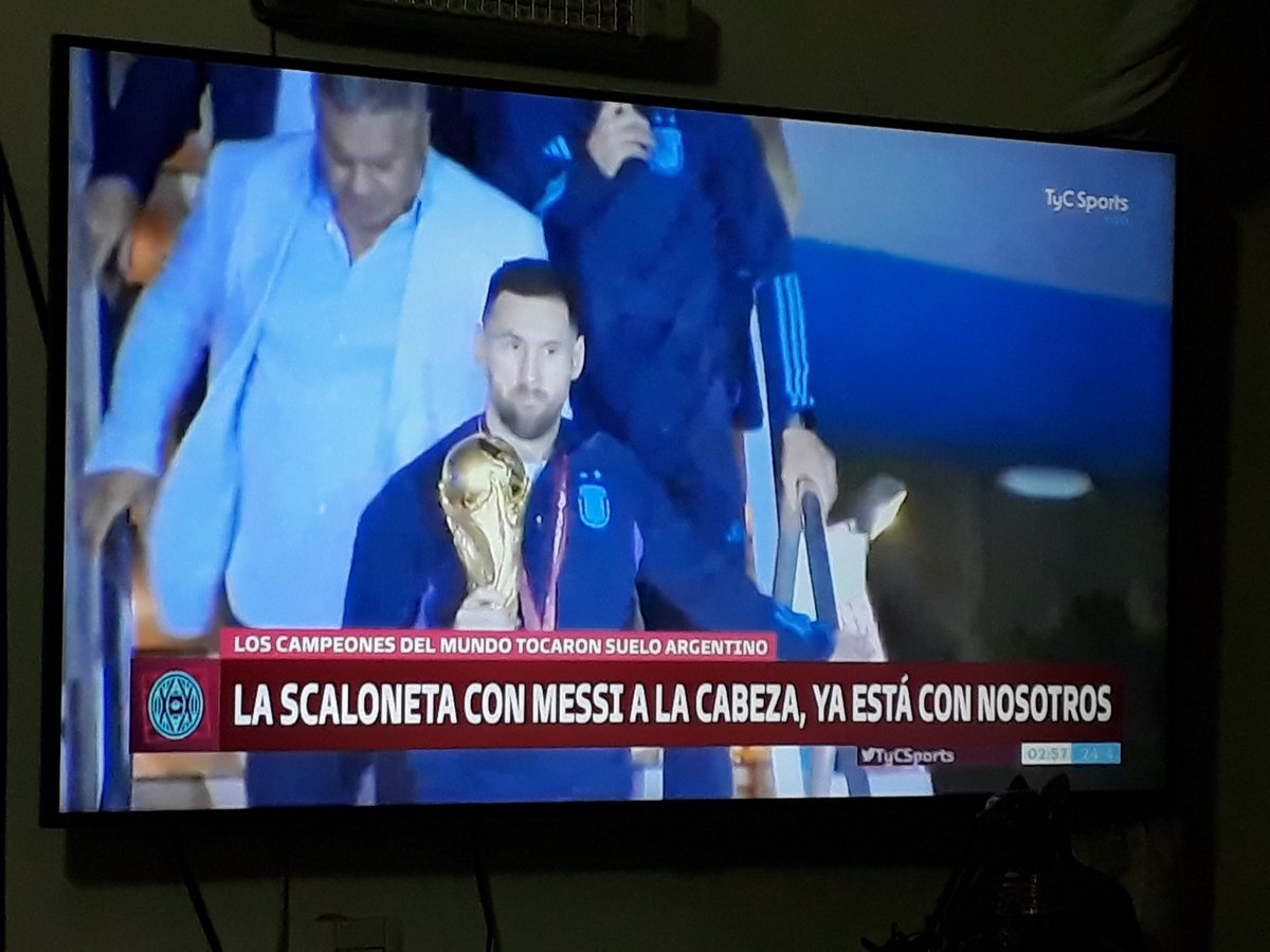 RodrigoMarMar's tweet photo. Ya llego Messi con la Copa del Mundo en la mano y con toda la Scaloneta a Ezeiza
🌟🌟🌟💙⚪💙
#LaScaloneta #Messi𓃵 #MessientoCampeon #VamosArgentina #Qatar2022 https://t.co/cAvFMDOltC