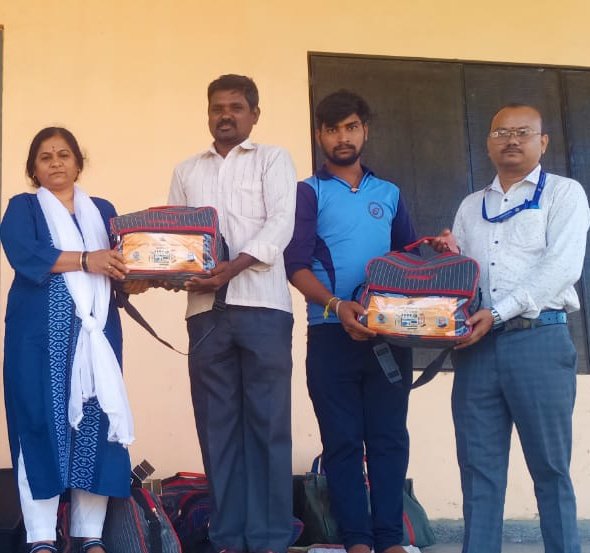 WorkersBoard's tweet photo. ಗದಗ ಜಿಲ್ಲೆಯಲ್ಲಿ ಮಂಡಳಿಯ ವತಿಯಿಂದ ನೋಂದಾಯಿತ ಕಟ್ಟಡ ಕಾರ್ಮಿಕರಿಗೆ ಉಚಿತ ಟೂಲ್ ಕಿಟ್ ಗಳನ್ನು ವಿತರಿಸಲಾಯಿತು. 

ಈ ಸಂದರ್ಭದಲ್ಲಿ ಕಾರ್ಮಿಕ ಇಲಾಖೆಯ ಅಧಿಕಾರಿಗಳು ಉಪಸ್ಥಿತರಿದ್ದರು. 

#ಶ್ರಮಮೇವಜಯತೇ
#KBOCWWB #ToolKitDistribution #FreeToolKit #ಉಚಿತ_ಟೂಲ್_ಕಿಟ್ #BenefitsofLabourCard #Gadag #KitDistribution https://t.co/Uy1IMiaBzr
