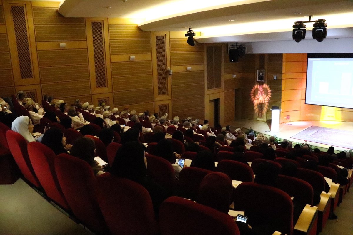 #بالصور |
جانب من حفل افتتاح المؤتمر الدولي الثامن للجنة العمانية للرياضيات بمدرج الفهم بـ #جامعة_السلطان_قابوس🧮🌟