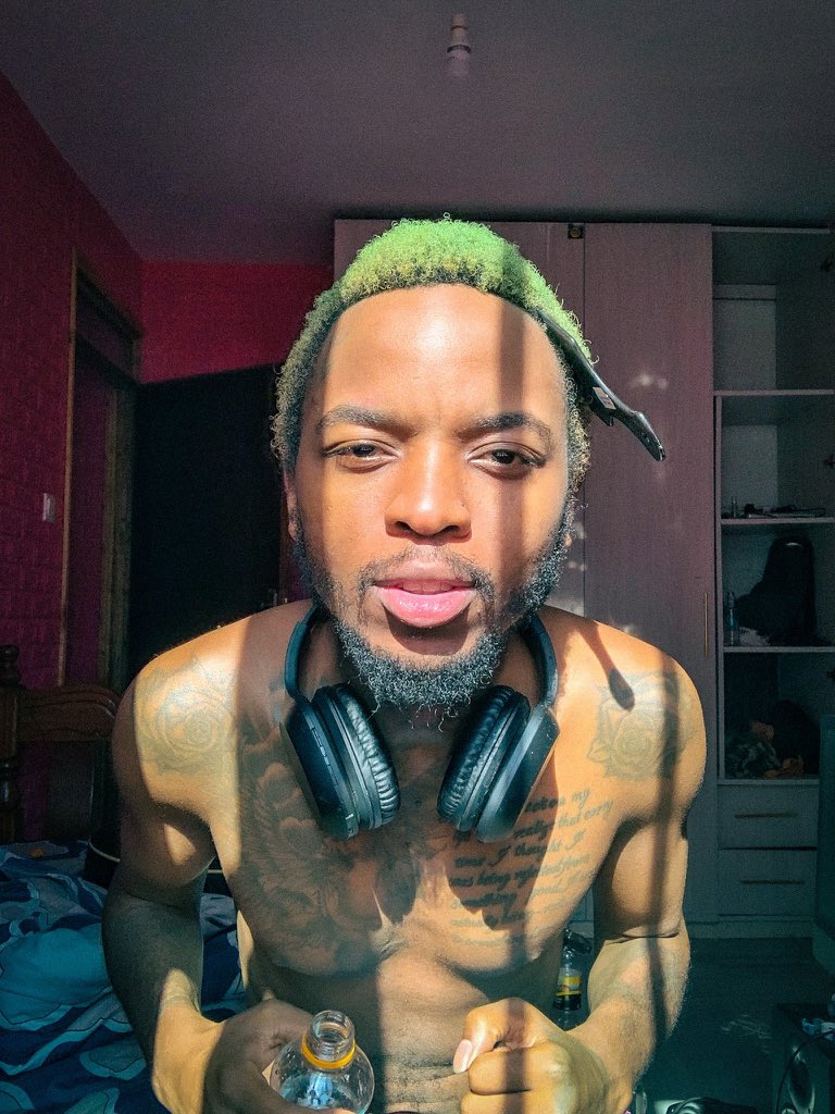 Dreymwangi's tweet photo. Nliwaambia hapa kuna ngoma inatolewa lmao https://t.co/m1YHxitWoc