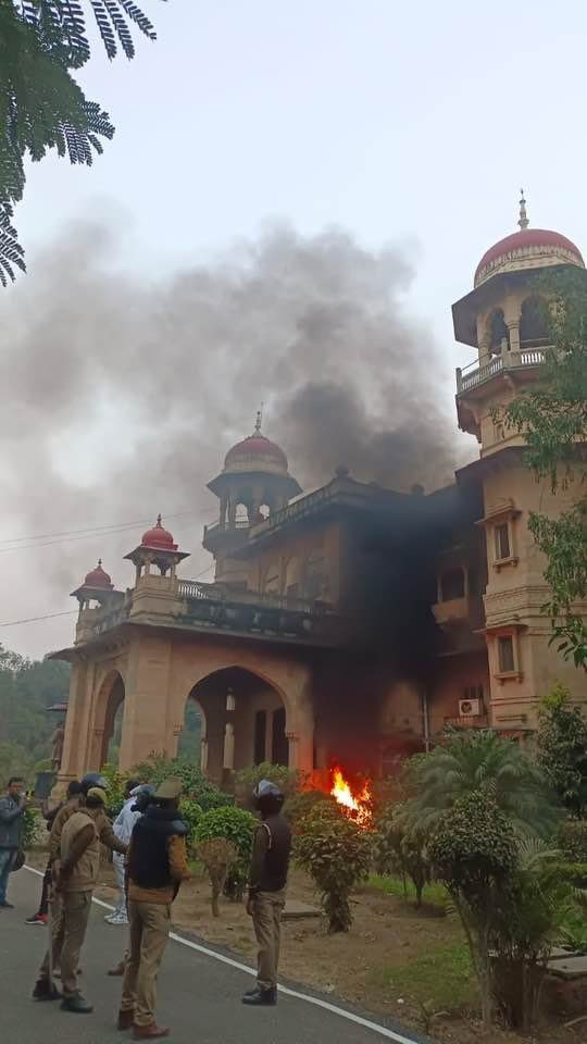 इलाहाबाद यूनिवर्सिटी में छात्रों को पीटा गया वो बर्बर है, यूनिवर्सिटी में जाने को लेकर विवाद हुआ, छात्रों-प्रोफ़ेसर,प्रशासन में कोई तालमेल नहीं है। 

लाठी से नियंत्रण स्थापित किया जा रहा है

पथराव,तोड़फोड़ और हवाई फ़ायरिंग भी हुई है।

x.com/i/spaces/1PlJQ…