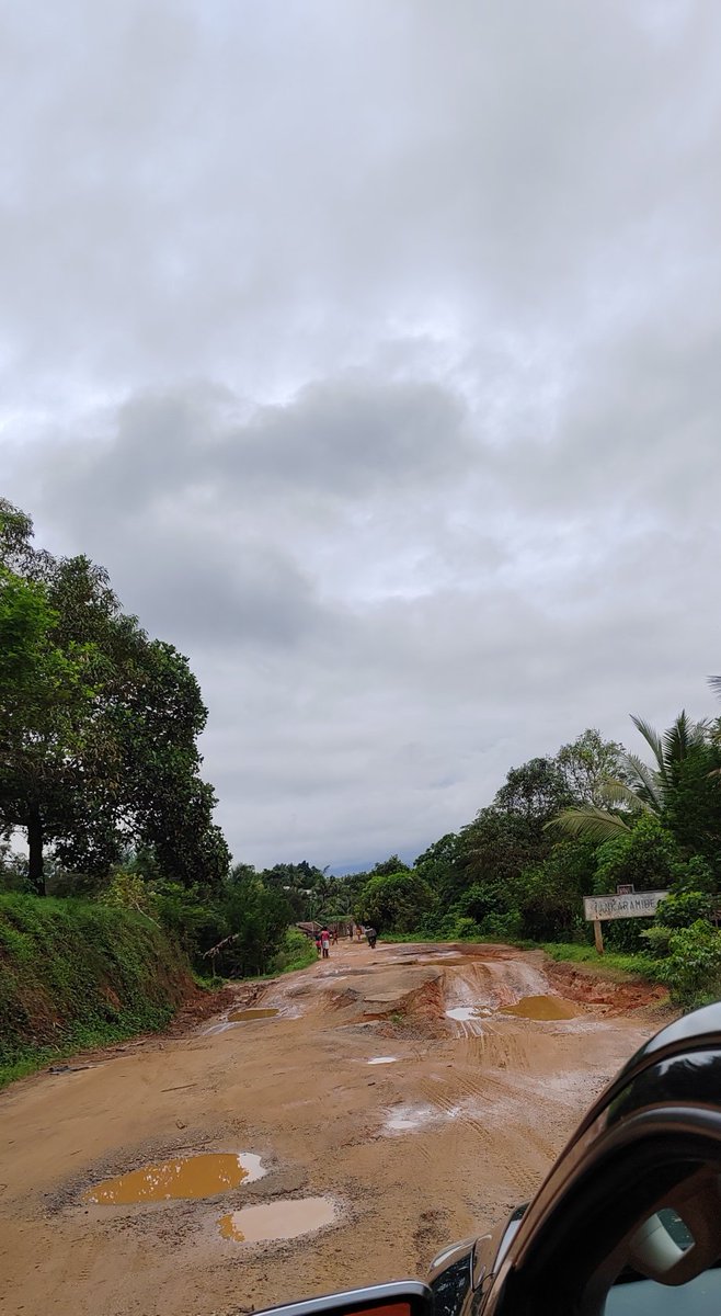Fanvichka's tweet photo. Oui, merci.
La #RN6 en question, après la pluie et même pas 30km d'#Ambanja
#reparation #routenationale https://t.co/DTiDf0J501