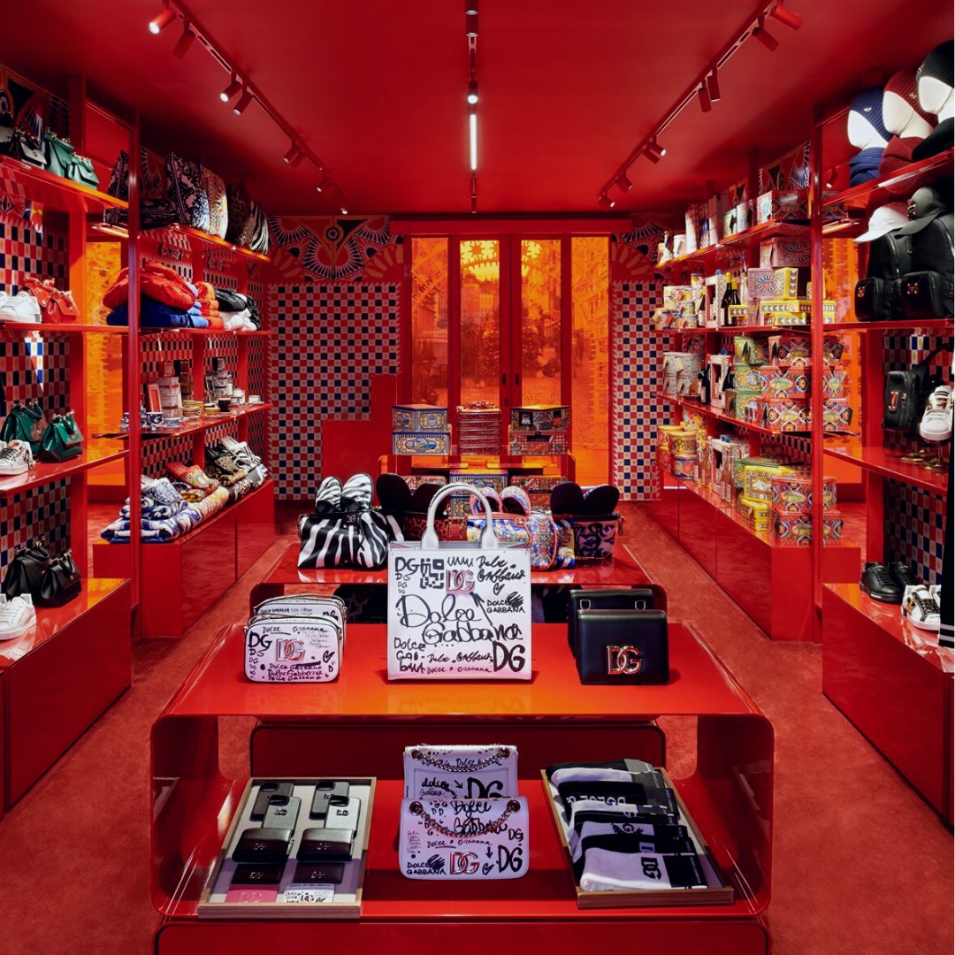 El <a href="/CoventGardenLDN/">Covent Garden</a> de Londres acoge hasta el 15 de enero la tienda efímera de <a href="/dolcegabbana/">Dolce&Gabbana</a> con un interior de lo más festivo.

(Todos los detalles en la biografía)

#theluxurytrends #gourmet #luxurytrends #dolceandgabbana #popupstore #christmas #london