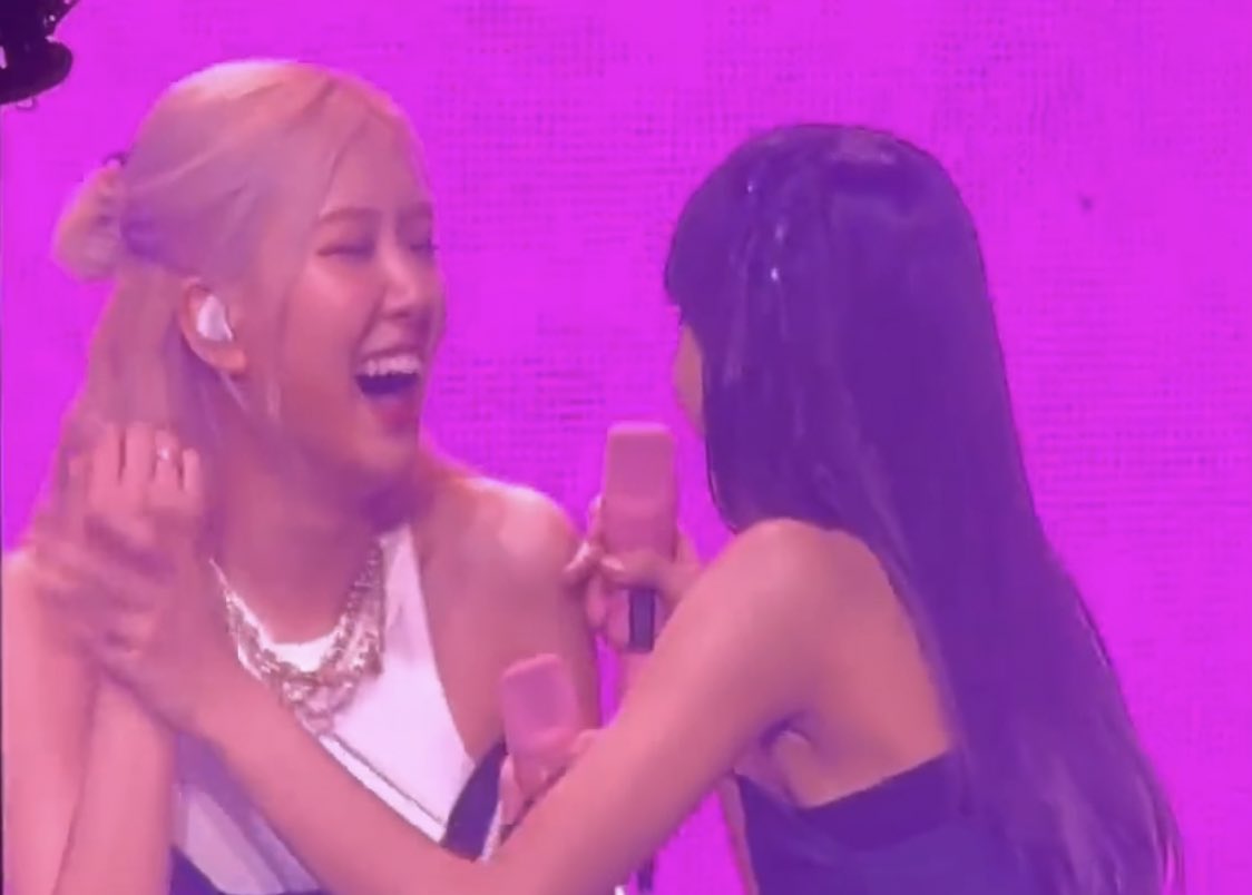 lichaeqs's tweet image. what did she say??? 😭