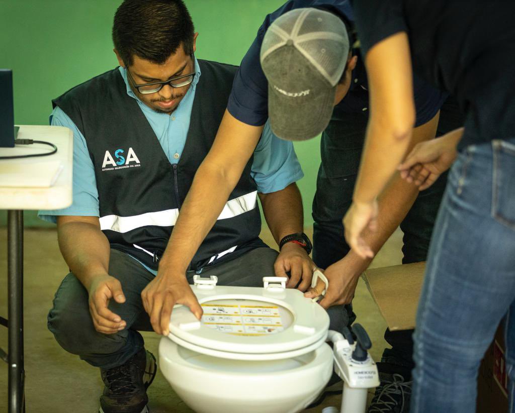 AutoridadAguaSV's tweet photo. ¡Trabajamos por llevar desarrollo a las comunidades!
Las personas beneficiadas recibieron diversas capacitaciones para conocer el funcionamiento y cuido de los #Biotoilet #Biodigestor #biococina ♻️ https://t.co/x7moDeTAxV