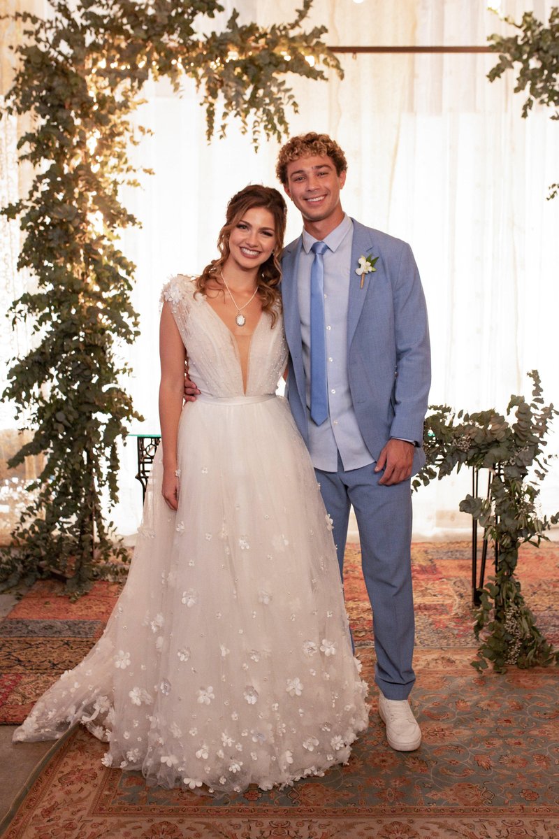 gshow's tweet photo. O amor sempre vence. 💕 Por isso, vai ter casamento SIM em #CaraECoragem! 😍🥰 Depois de conseguir escapar das garras de Renan, Lou finalmente conseguirá chegar a cerimônia e irá subir ao altar ao lado Rico para trocar as alianças. Eu amo um casal!

[📸: Globo/ Manoella Mello] https://t.co/pX5AQ03FV0