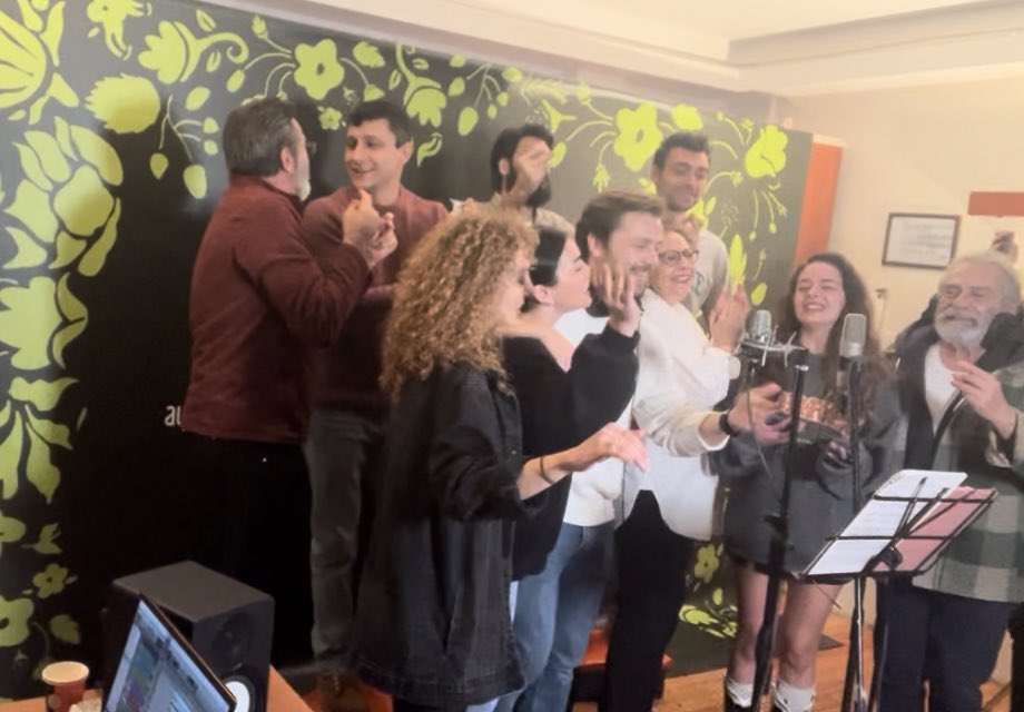 Ben size nasıl veda edeyim şimdi… o kadar değerli, güzel bir ekip ki… iyi ki tanıştık, iyi ki beraberdik ! Çoook 🧡💐<a href="/babatvdizi/">Baba Dizi</a> <a href="/ayyapim/">AY YAPIM</a> @cagribayrak1980 <a href="/yagizozge/">Özge Yağız</a> <a href="/KurtasHakan/">Hakan Kurtaş</a> <a href="/tolgasaritas/">Tolga Sarıtaş</a> <a href="/tanerrumelii/">Taner Rumeli</a> <a href="/saldanlidogan/">Saldanlı</a> <a href="/ezgicil/">ezgiçil</a>