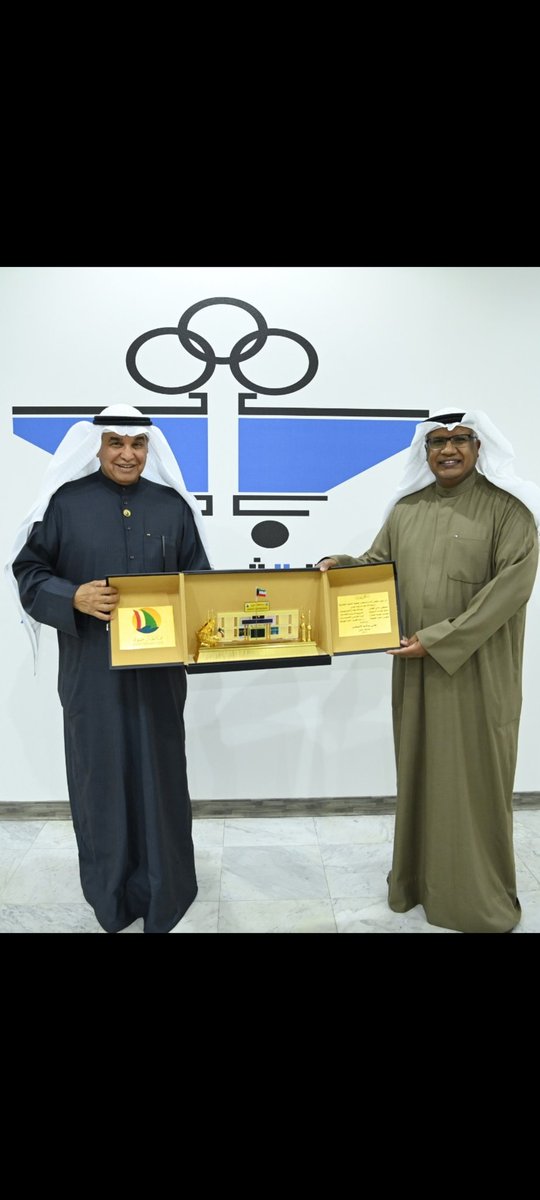 mutlak1000's tweet image. تم تكريم جمعية الشعب درع تذكاري من قبل محافظ حولي السيد / علي الأصفر...مشكورا
وقدمه مدير مكتبه الأخ الفاضل / عادل العسلاوي
وقد سررت بلقائه🌷
#محافظة_حولي