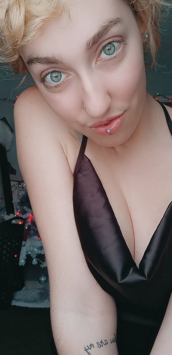 TabbycatLynn's tweet photo. this dress said why wear a bra when titties are meant to be free ๐ I've got 2 perky ones that are very happy ๐๐
#freethenips #hardnips #ittybittytitties #perky #pinkandperky #nudes #loseyourclothes #titties https://t.co/Lfh6RXI1XJ