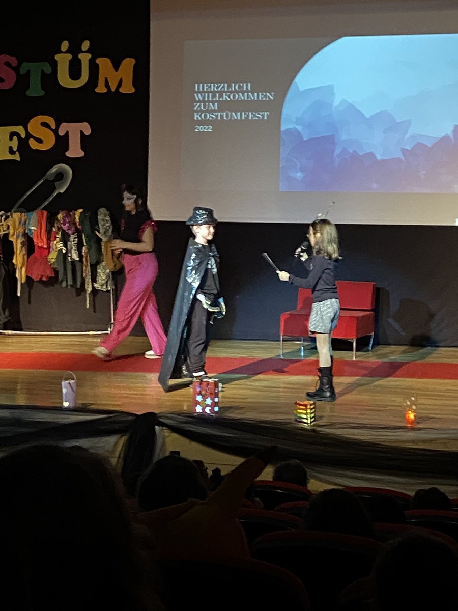 Bursaalmanca's tweet photo. Kostümfest 2022 Bursa Özlüce Kampüsü @KvancBarlas @ufukkdnz @UdoKywall @SelinDogduAydin @denda_f 4.sınıf öğrencilerimiz öğrendikleri Laterne şarkısıyla  ve Laterneleriyle etkinliğin açılışını yaptılar.🔦🏮🎉 https://t.co/KUgaiuSIF0