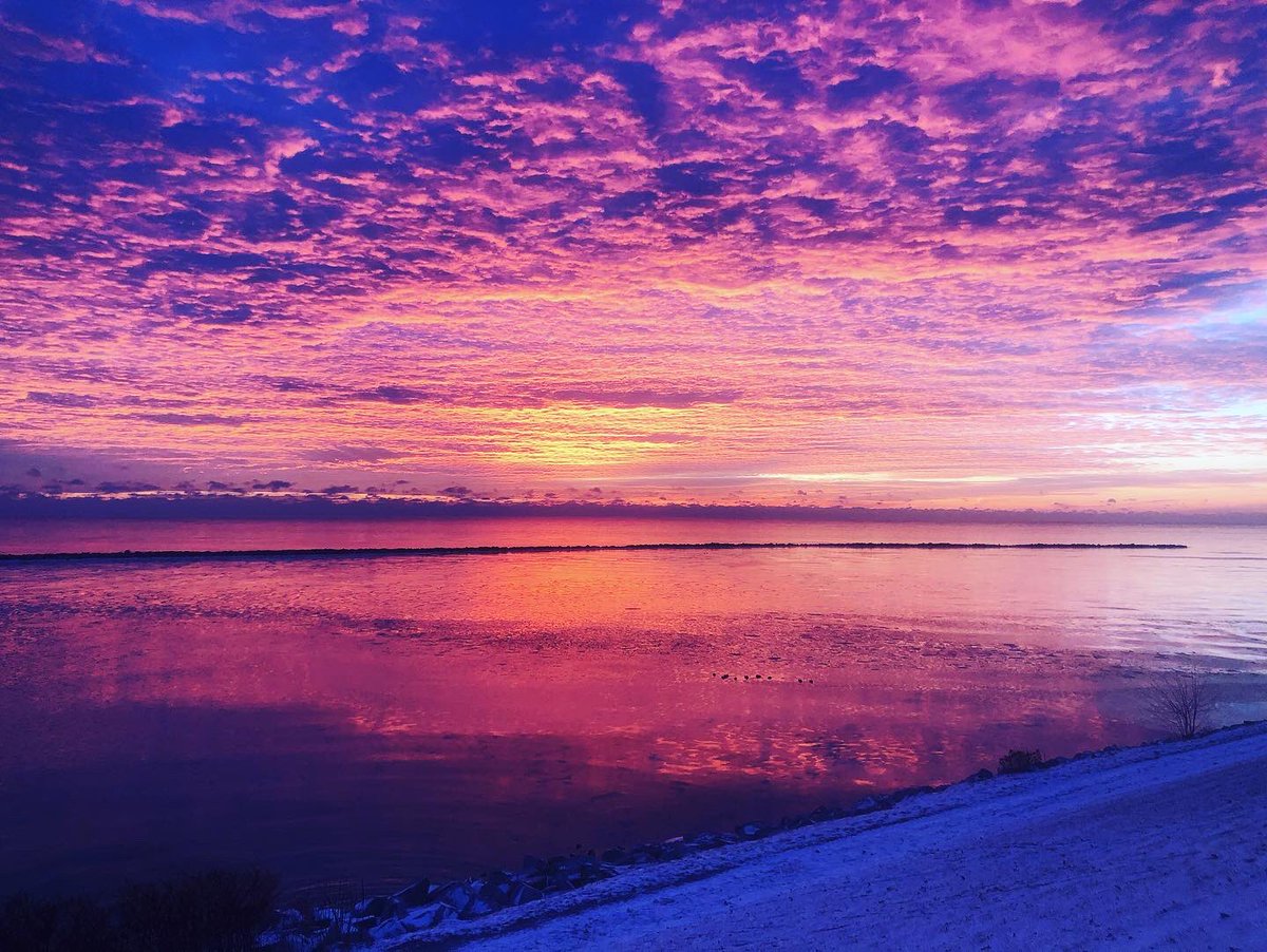04_Rozroam's tweet photo. Beautiful sunrise over Lake Michigan this morning #greatlakes #sunrise #LakeMichigan https://t.co/zdw9eQETba