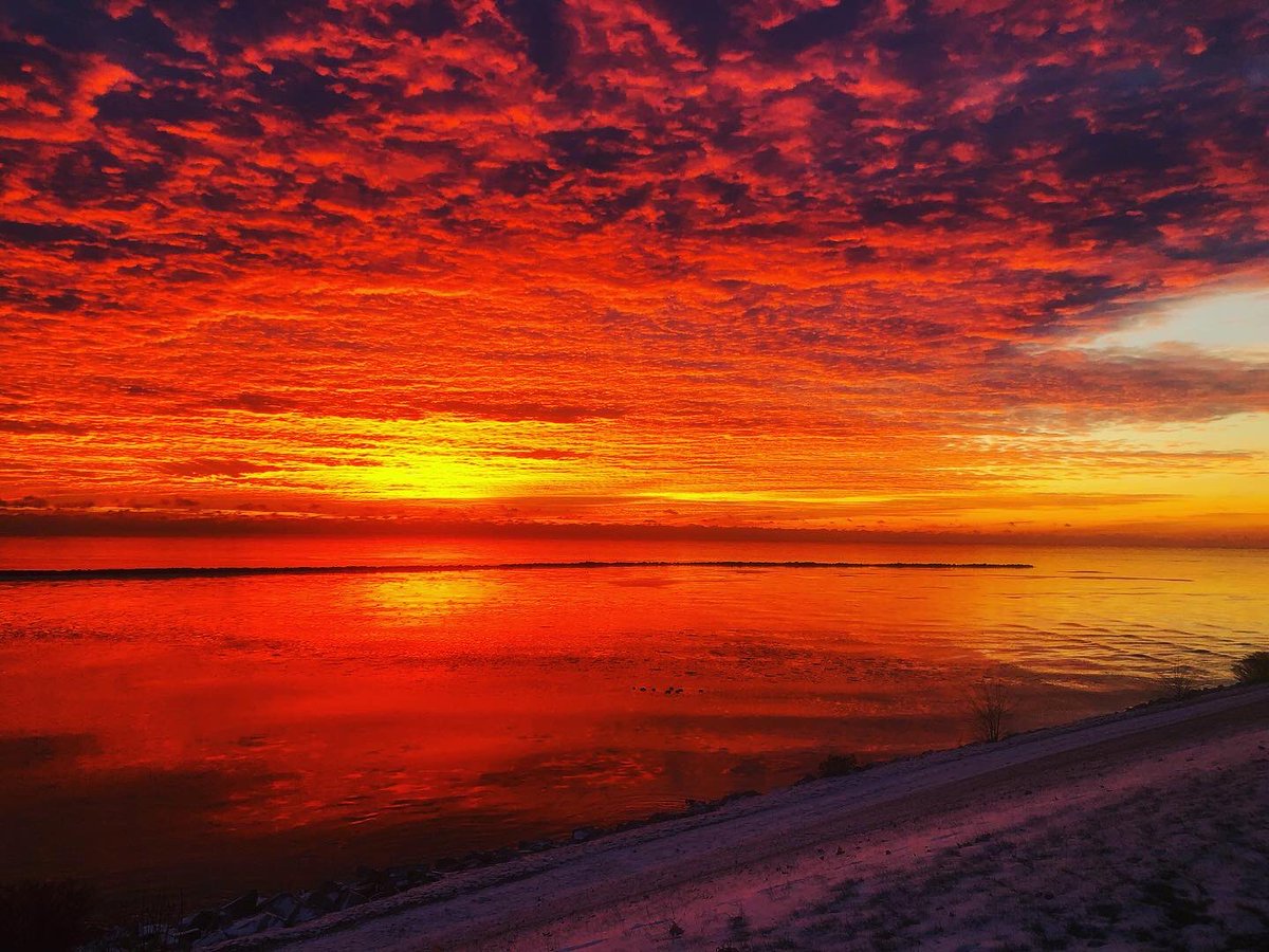 04_Rozroam's tweet photo. Beautiful sunrise over Lake Michigan this morning #greatlakes #sunrise #LakeMichigan https://t.co/zdw9eQETba