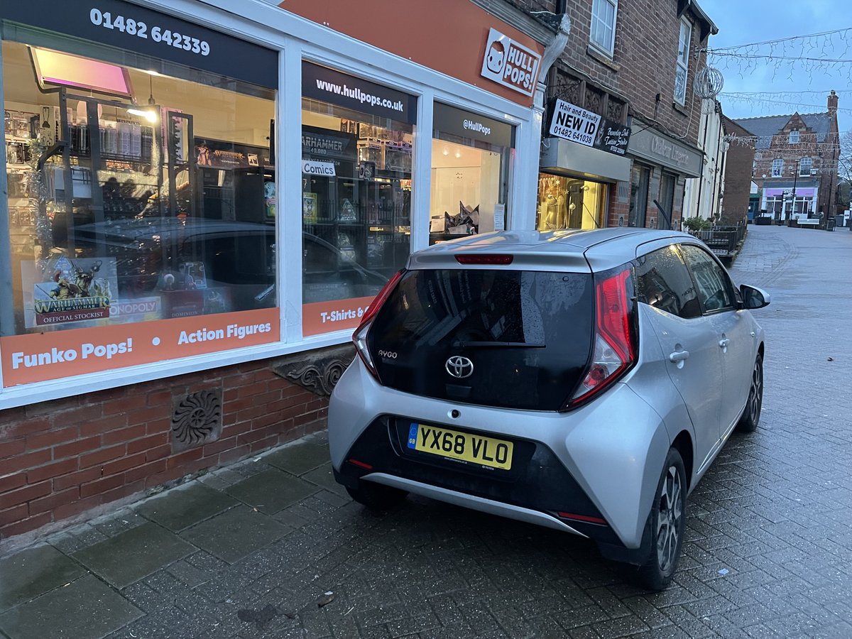 HullPops's tweet photo. Thank you to all our visitors today except this “tool” that despite hundreds of free parking in and around Hessle they felt the need to illegally park up against our shop for most the day. #Idiots #StupidDrivers #Hessle #HessleFirst #EYCC #ShopLocal https://t.co/JnMnnOEN1E