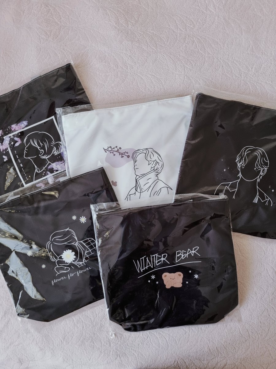 MiinieB's tweet image. Ostatni rok pracowałam nad własnym fan-merchem Bangtanów i dziś w końcu mogę Wam pokazać efekt końcowy! 🥺💜

Są to torby z narysowanymi i zaprojektowanymi przeze mnie nadrukami, zapinane na zamek. Pierwsze 5 sztuk jest już u mnie i szuka domku 😊 więcej zdjęć i info poniżej ⬇️