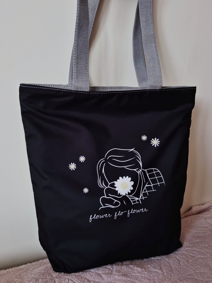 MiinieB's tweet image. Ostatni rok pracowałam nad własnym fan-merchem Bangtanów i dziś w końcu mogę Wam pokazać efekt końcowy! 🥺💜

Są to torby z narysowanymi i zaprojektowanymi przeze mnie nadrukami, zapinane na zamek. Pierwsze 5 sztuk jest już u mnie i szuka domku 😊 więcej zdjęć i info poniżej ⬇️