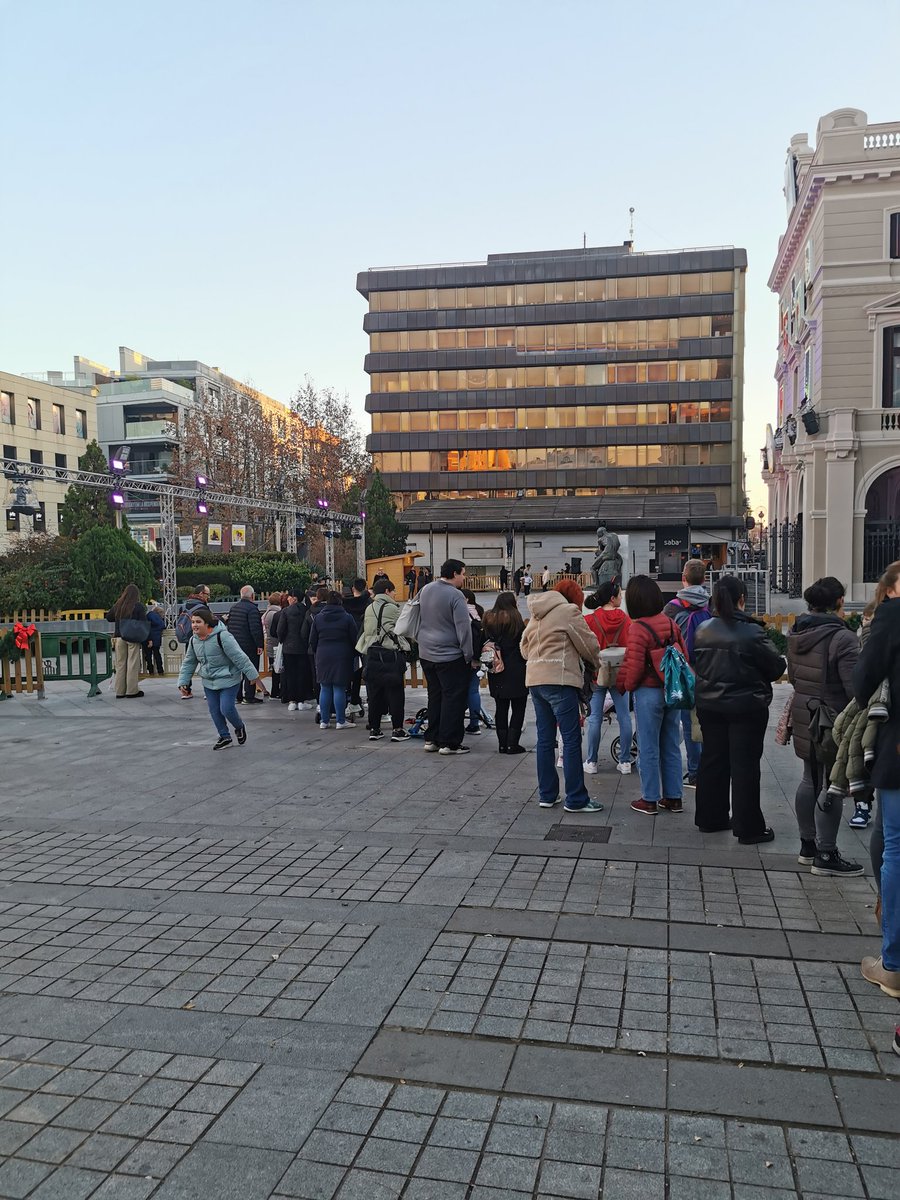 I continuem... Des de les 5 de la tarda la gent fa cua per l'espectacle #NadaldelesCUES!!