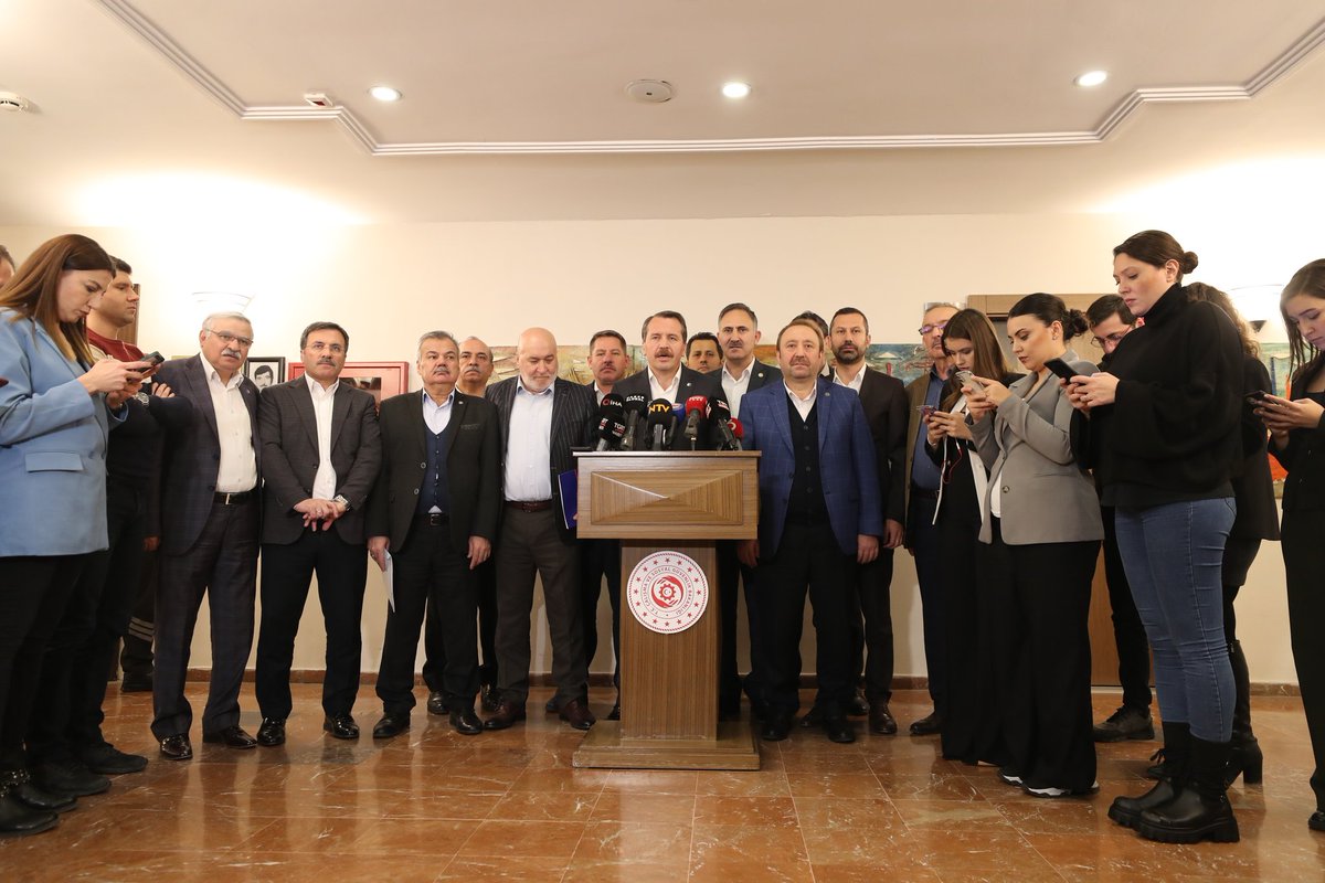_omerbudak_'s tweet photo. 2- Birlik Haber-Sen olarak
- Hizmet kolumuzda görev yapan sözleşmeli personelin kadroya geçirilmesi
- 3600 Ek Gösterge
-Vergi Dilimlerinin düşürülmesi
- İlave Ek Zam yapılmasına gerektiğine yönelik haklı taleplerimizi ayrıntıları ile kendilerine aktardık. https://t.co/u3NAZiNnLB