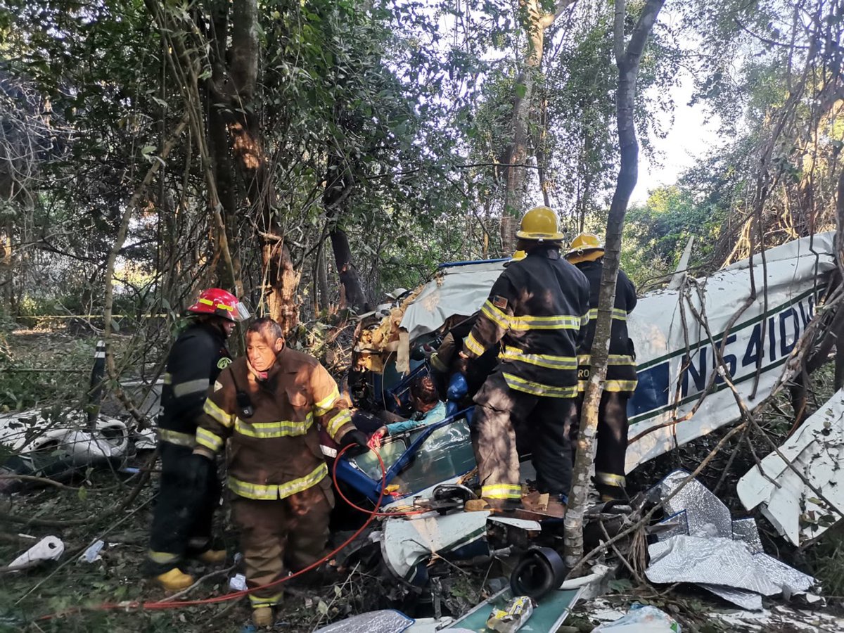 *DESPLOME DE AERONAVE, PUERTO VALLARTA*

 🚨 en la Colonia Villa Las Flores, en Puerto . 🚨👨‍🚒🛩️ Dos tripulantes fueron rescatados con vida. Se desconocen las causas del accidente. <a href="/afntijuana/">AFN TIJUANA</a>