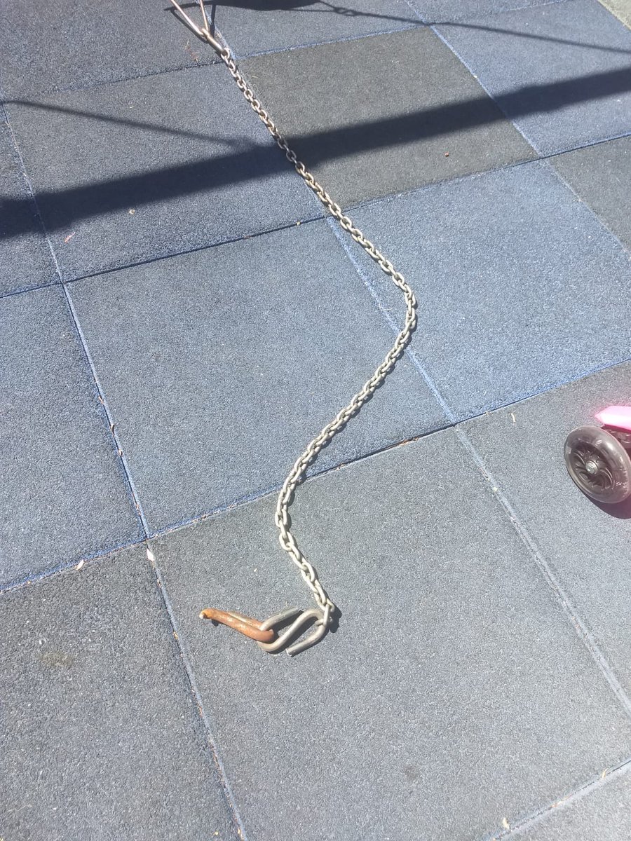 mlbargas's tweet photo. Mi niña hamacándose casi termina en tragedia luego de su caída en P. Saavedra, Plaza del Barco Pirata @gcba @horaciorlarreta . Procuren mantener los patios de juegos en condiciones. Plaza inaugurada este año, inaudito. https://t.co/I6Q5wYshOP