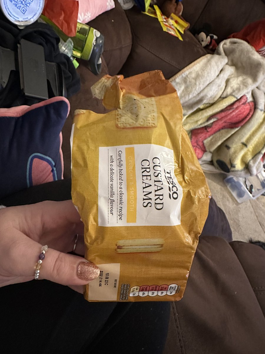 #beesmnl haha I would save you but this is too funny. Instead I’ll eat a custard cream for you 😂