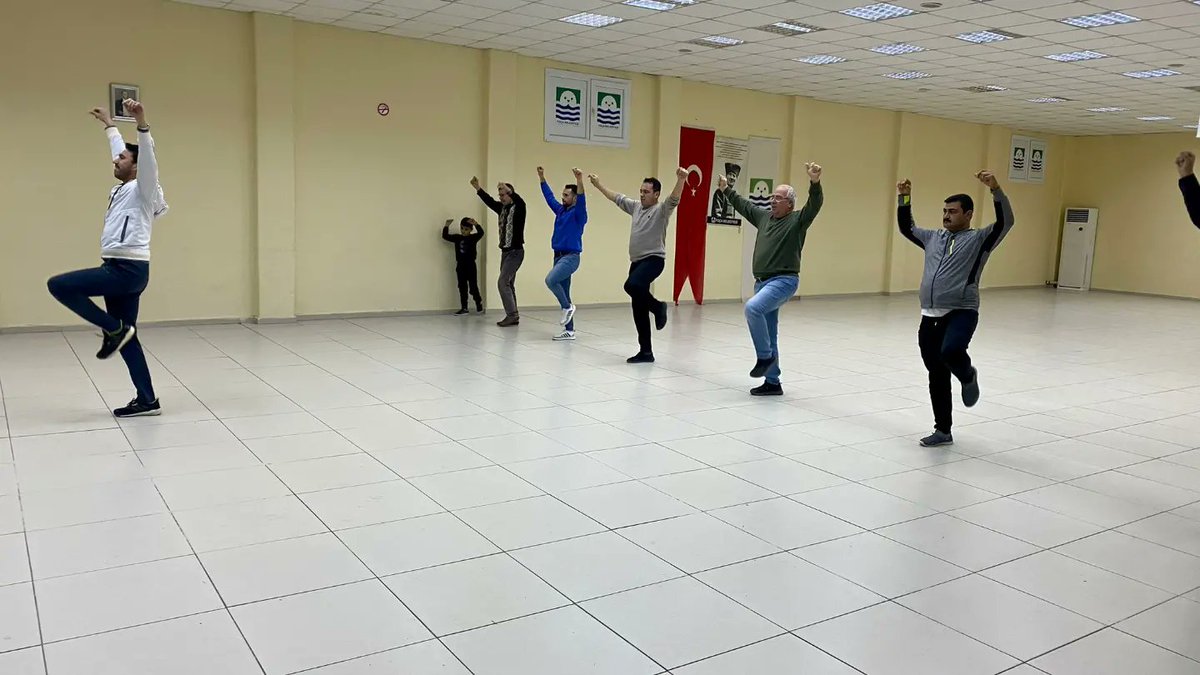 focahem's tweet photo. Foça Kaymakamı Sayın Mehmet TÜRKÖZ, kurumumuzun Yenibağarasında açmış olduğu Türk Halk Oyunları  kursunu ziyaret etti. Kursiyerlerimizle sohbet eden Kaymakamımız, kurs öğretmenimiz Emre Kısa'dan kurs hakkında bilgiler almıştır. Kaymakamımıza ziyareti için çok teşekkür ederiz. https://t.co/lWR4CFZvW2
