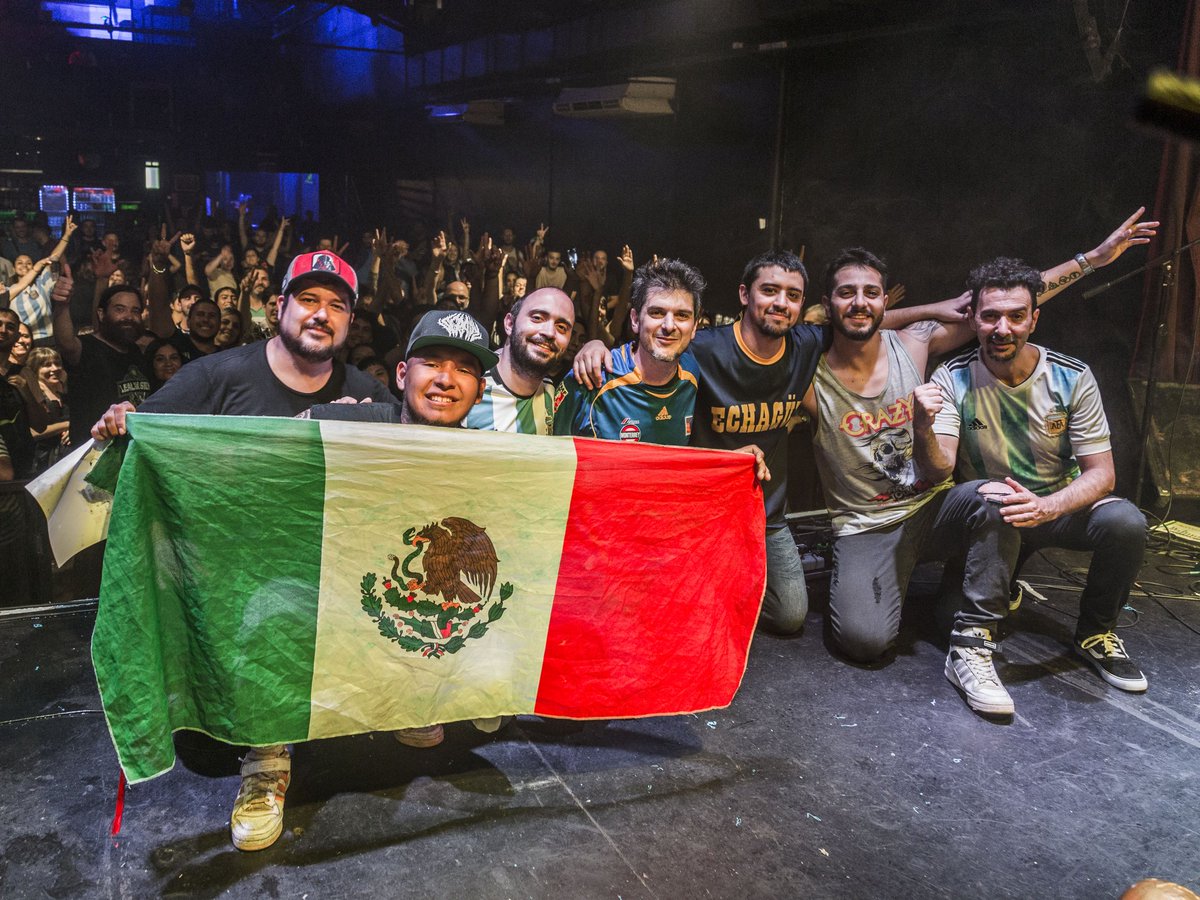 revanchistas27's tweet photo. El 23 de diciembre cerramos el año en el @theroxyarg y lo hicimos con una sonrisa enorme. Se vivió un recital lleno de emociones, exploto el roxy de cómo agitaron todos.

Les deseamos un feliz 2023 que siga siendo Rock https://t.co/bkESKsROyw