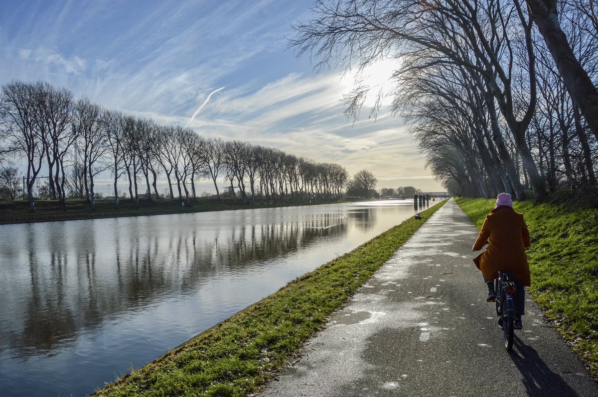 modacitylife's tweet image. The Netherlands’ rural cycling network could be the eighth wonder of the world: thousands of miles of smooth, signed, scenic, separated paths connecting every remote corner of the country.

The result? A cycle tourism industry worth €2.4 billion annually to the national economy.