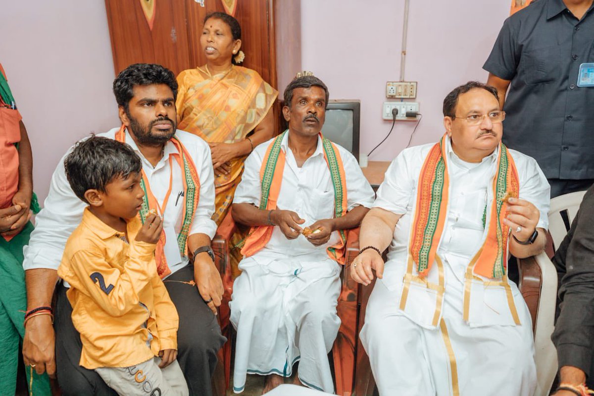 annamalai_k's tweet photo. அன்னூர் ஒன்றியம் @BJP4TamilNadu கிளைத் தலைவர் திரு மூர்த்தி அவர்களும் அவரது குடும்பத்தினரும் நமது தேசியத் தலைவர் திரு @JPNadda அவர்களை சிறப்பான முறையில் வரவேற்று  தங்கள் இல்லத்தில் இன்று அன்புடன் உபசரித்தனர். #VanakkamNaddaji https://t.co/CXTchgw9BI