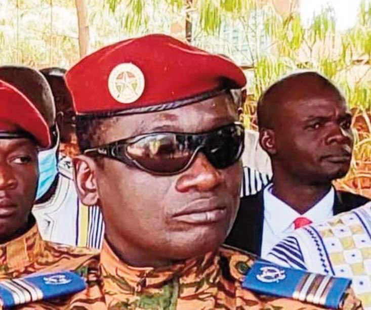 radiosomega's tweet photo. 🔴 Le lieutenant-colonel Zoungrana dénonce une "tentative d’élimination physique" 

Dans une vidéo obtenue via l’avocat du lieutenant-colonel #Emmanuel_Zoungrana, ce dernier dénonce une "tentative d’élimination physique" de sa personne. 

Lire👇 
https://t.co/yrtiyy5mGZ https://t.co/9CgJJq2hew