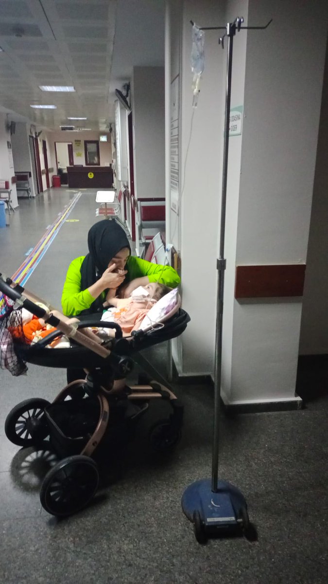 merveye_umut_ol's tweet photo. Bir anne olarak bende çocuğumu parklara,okullara götürmek istiyorum.
Merve ile doğduğu günden beri hastanelerde mücadele ediyoruz. 
İnanıyoruz ki bu mücadelenin güzel bir sonu olacak.
Mervecan ailesi olarak bu güzel sonu hep birlikte yazacağız.

Taplink👇🏽
https://t.co/LpvKZygQk6 https://t.co/z1JZDnH0aj