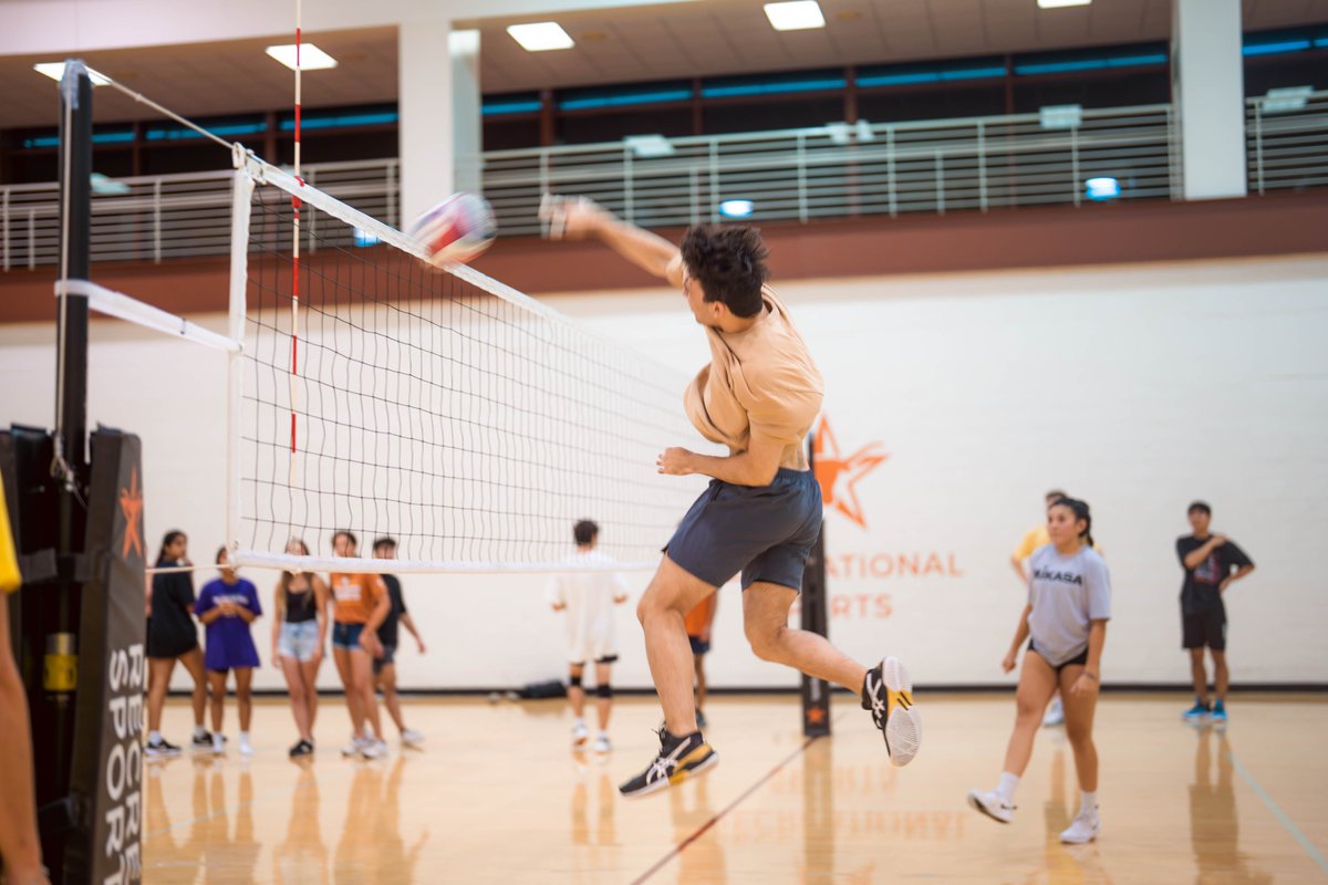 UTexasStudents's tweet image. Meet the 1992-93 @UT_SG president who helped jump start the Gregory Gym renovation project &amp;amp; hear students share their favorite memories there: bit.ly/GregoryGymReno…

#UTFallRecap #LivingTheLonghornLife #YouAreHere #YouDoYou #YouChangeTheWorld #MakeItYourTexas