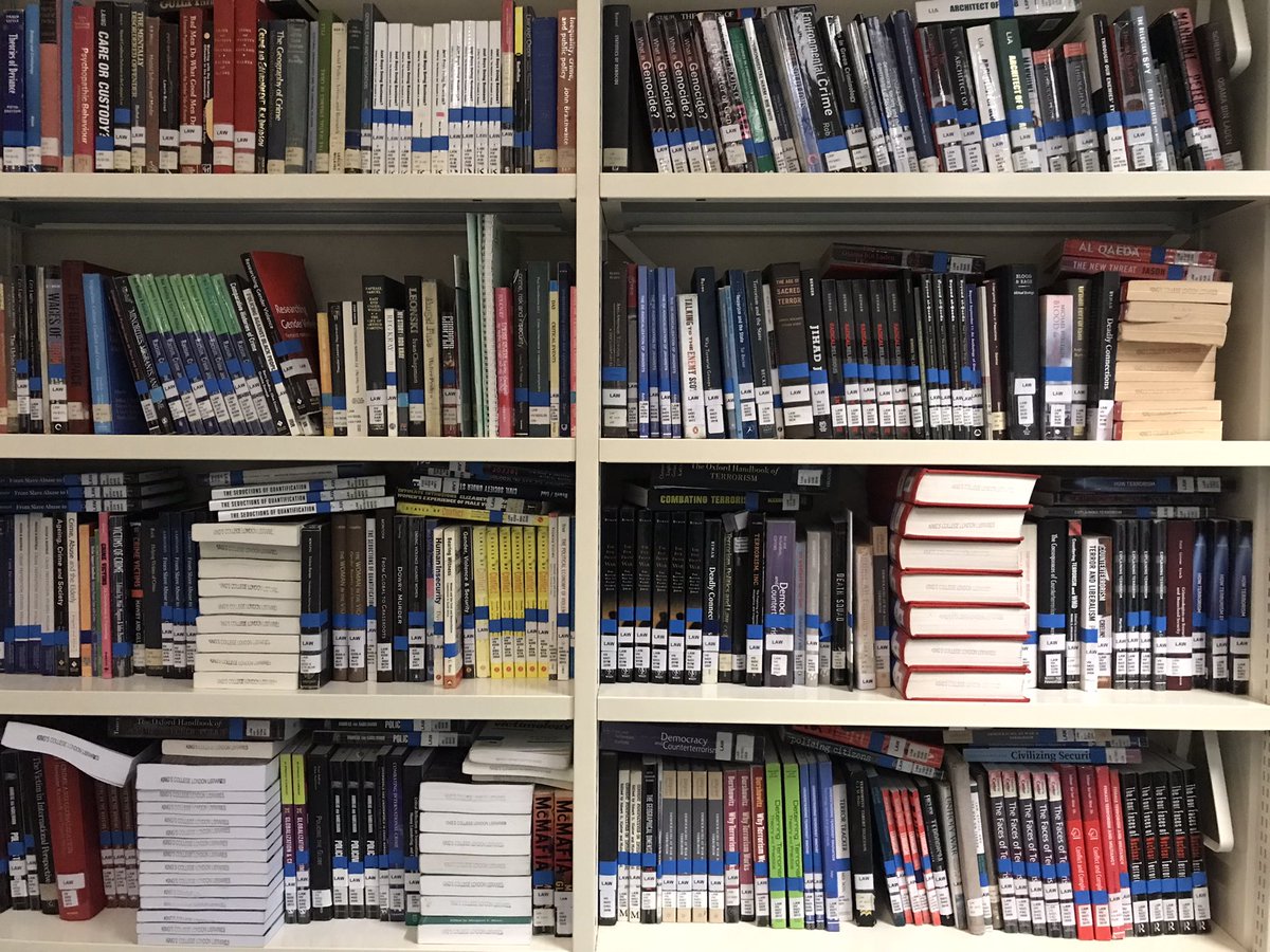 📚 King’s College London, Maughan Library 

Terörizm bölümündeki kitapların bir kısmı