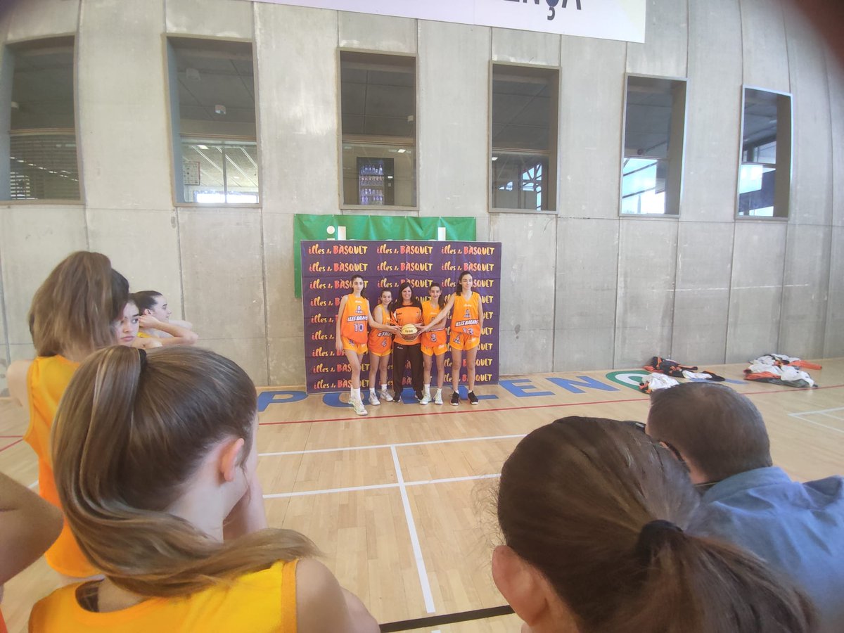 FBIBasquet's tweet photo. 𝗠𝗘𝗗𝗜𝗔 𝗗𝗔𝗬 📸

Avui ha estat dia de fotos oficials a la concentració de les seleccions balears

🤣 Un poc de rialles entre tanta rutina d'entrenament

#IllesDeBàsquet https://t.co/kv7nOvoFIZ