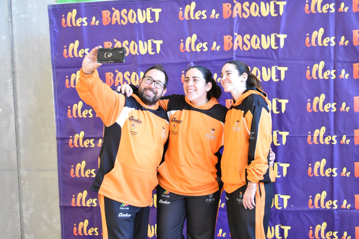 FBIBasquet's tweet photo. 𝗠𝗘𝗗𝗜𝗔 𝗗𝗔𝗬 📸

Avui ha estat dia de fotos oficials a la concentració de les seleccions balears

🤣 Un poc de rialles entre tanta rutina d'entrenament

#IllesDeBàsquet https://t.co/kv7nOvoFIZ