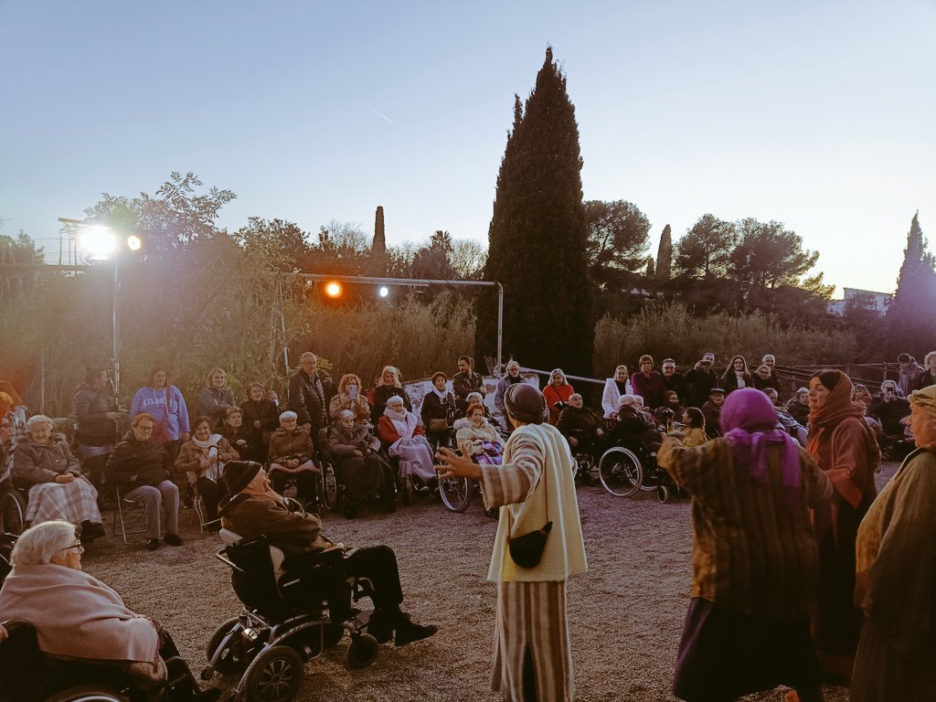 La primera visita d'avui és molt especial! Els amics del Redos ens han acompanyat en la primera sessió.
#spribes <a href="/PVPRibes/">Pessebre Vivent Parlat de Ribes</a>