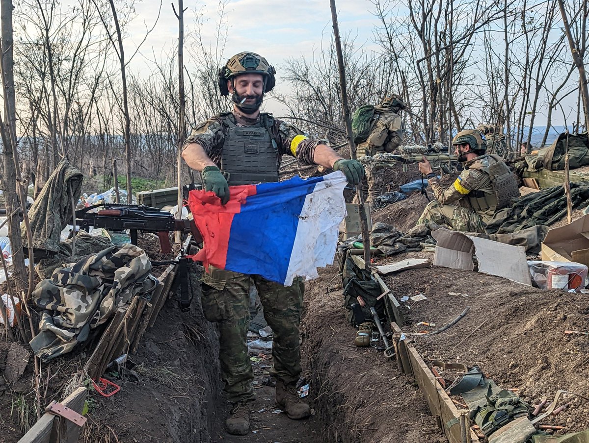 macergifford's tweet image. If you were going to fight the Russians, wouldn't you want a crazy Frenchman on your team!? 🇫🇷
Let me introduce you to Max, my battle buddy and fellow soldier of the 131. He carries his PKM like it weighs nothing and he loves the noise it makes...
We all do.... 🇫🇷🇺🇦